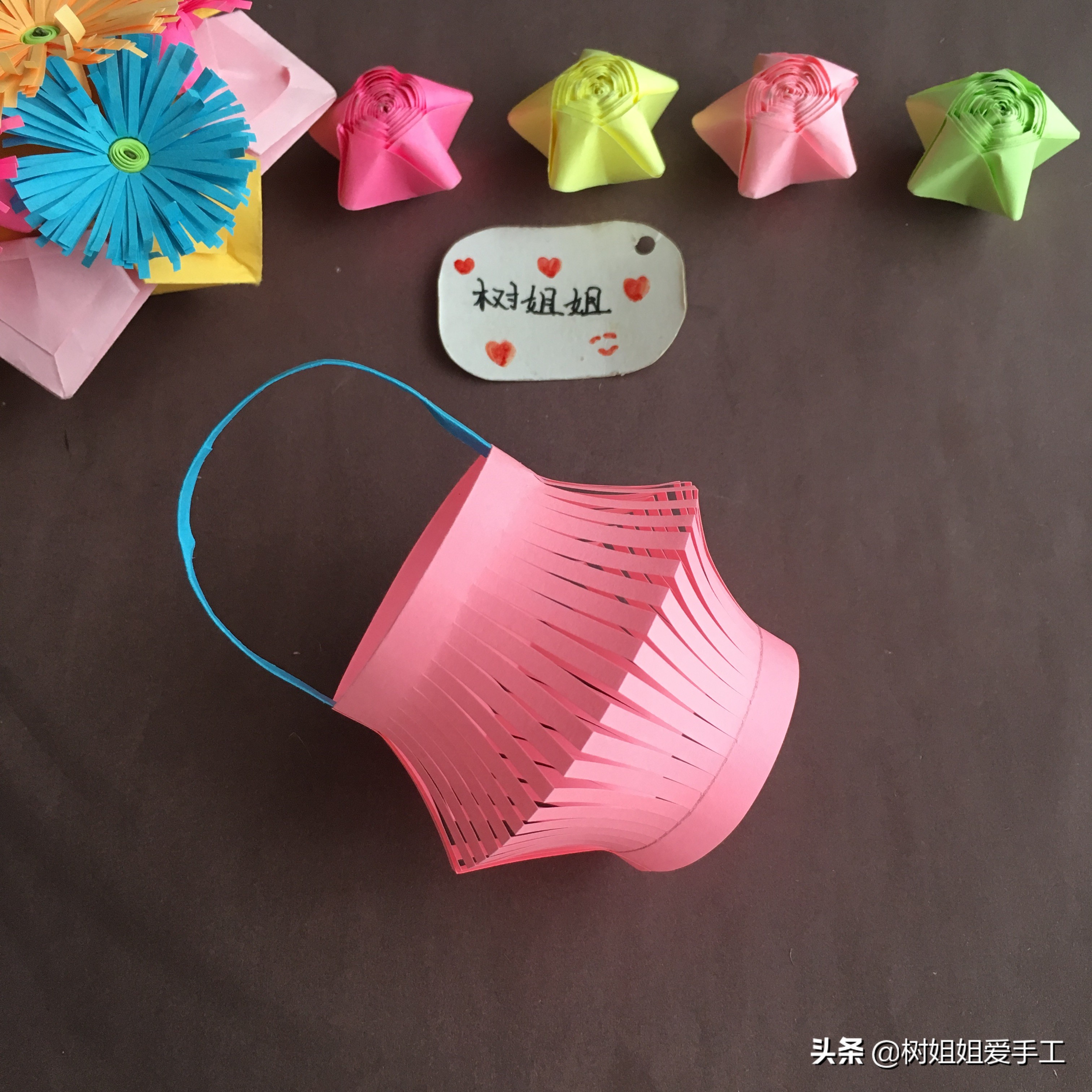 怎么用红色的折纸折出来一个灯笼,兔年折纸灯笼最新款简单又好玩