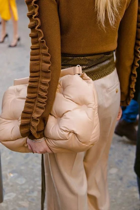 今年流行什么款式的女士大包 (今年流行的超级大包)