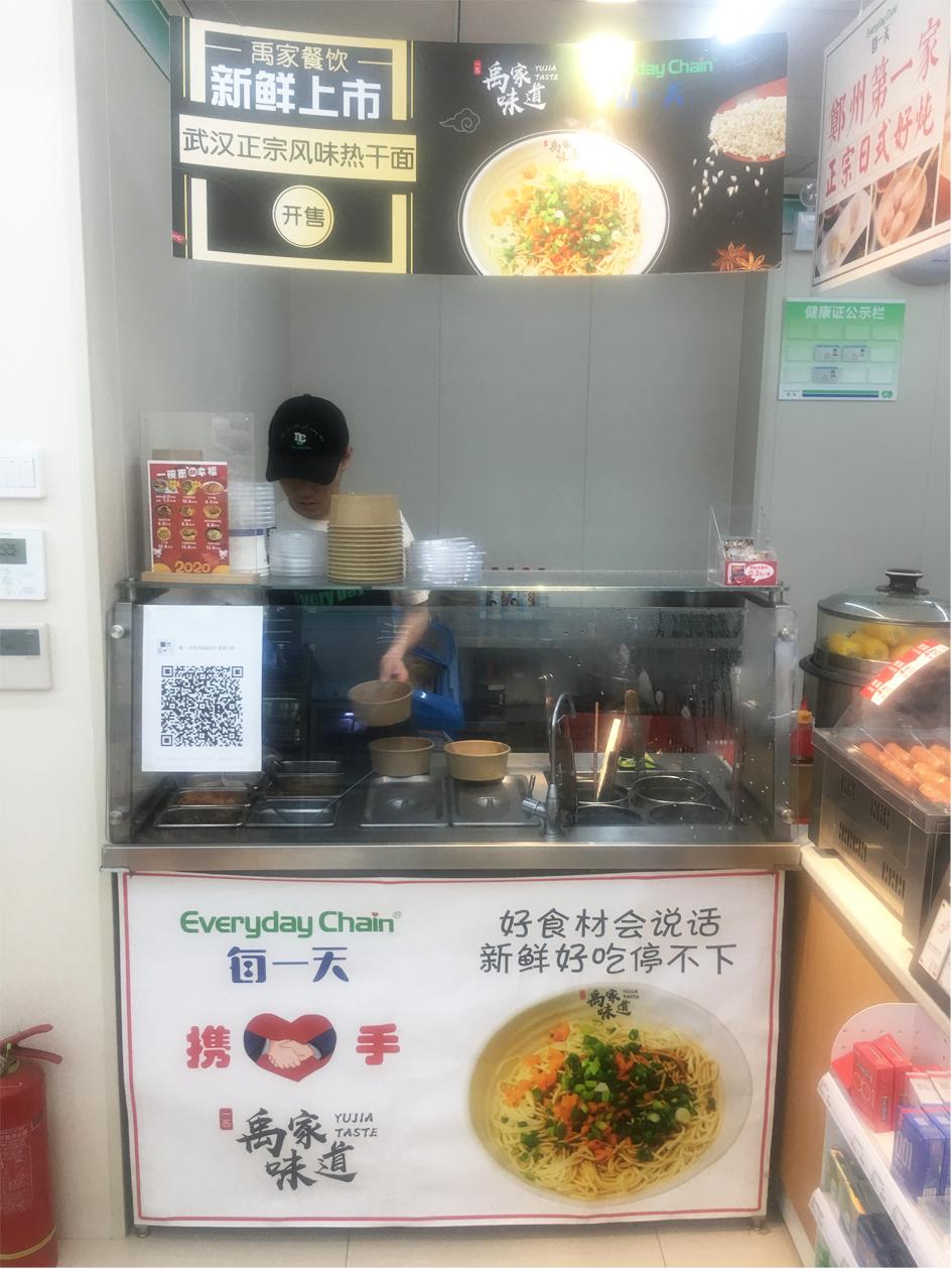 特写|郑州便利店上演“贴身战”，鲜食成各家的“头号*器武**”