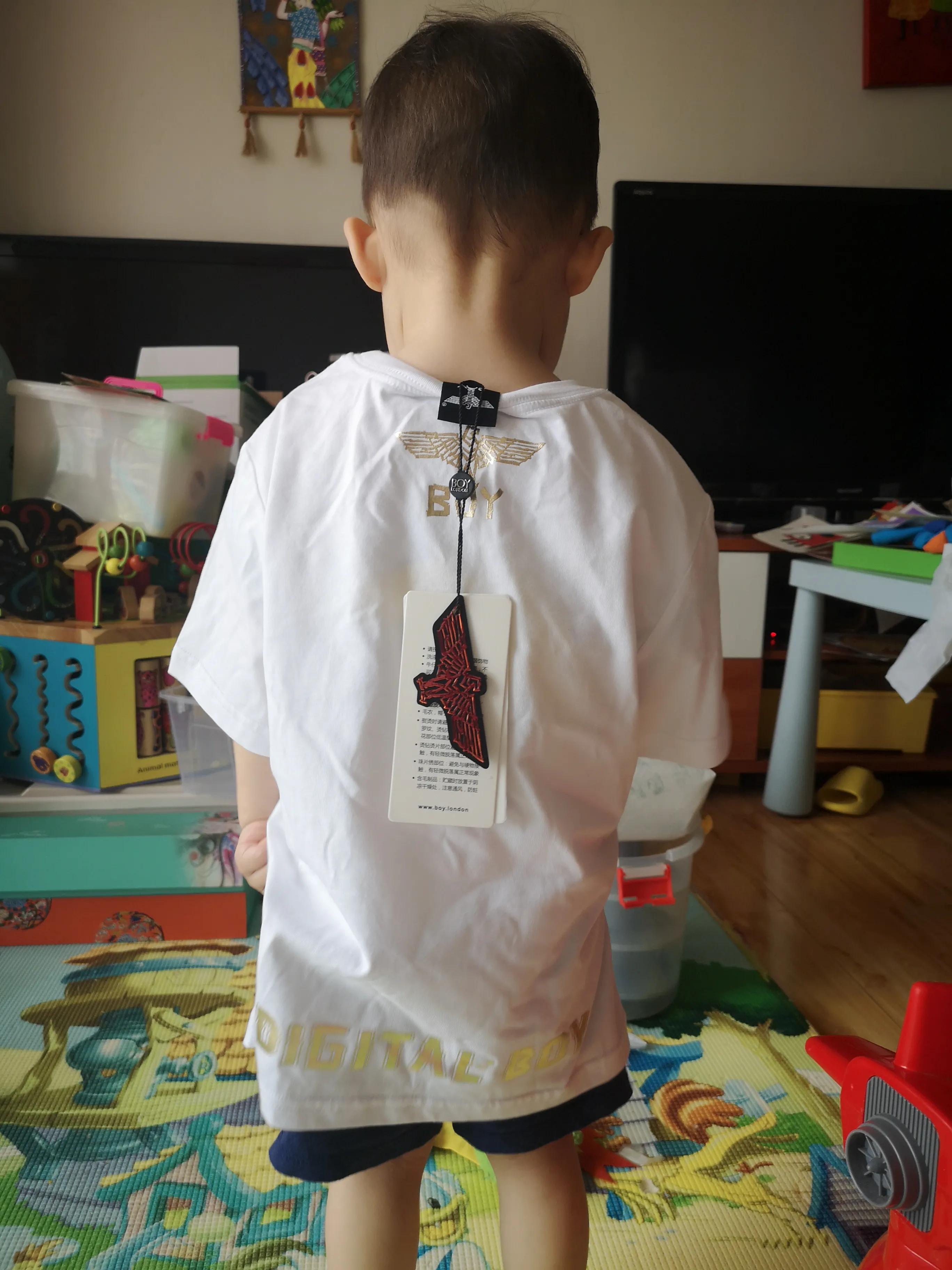 老公给儿子买的衣服,老公出差回来给我买廉价礼物