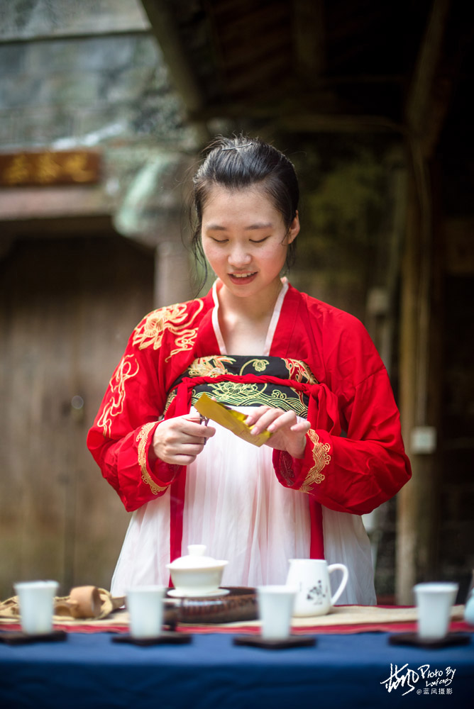 每克卖一万，这几株岩壁上的大红袍茶树，堪称武夷山的镇山之宝