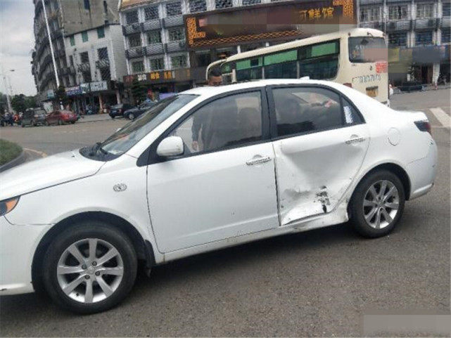 偶遇日产天籁硬怼吉利GC7！巅峰王者还是皮薄馅大？