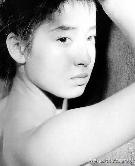 宫泽理惠写真曝光,宫泽理惠被拍穿宽松裙装上街