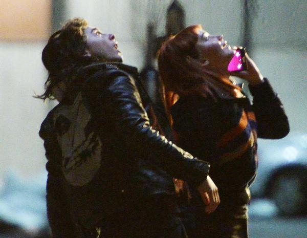 大表姐拍戏被玻璃片击中,眼皮划伤流血不止,网友:*破爆**戏好危险