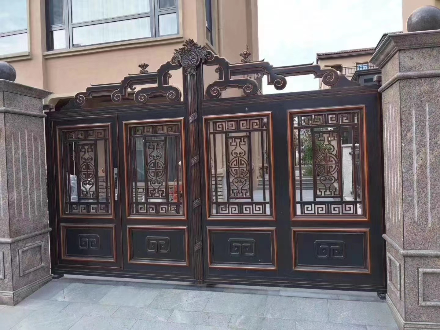 双开铝艺大门安装,双开铝艺大门