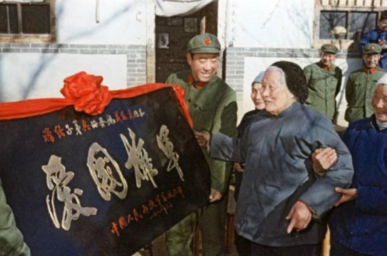 河北一农妇，亲手将3个儿子送上战场，13次被毛主席接见，她是谁