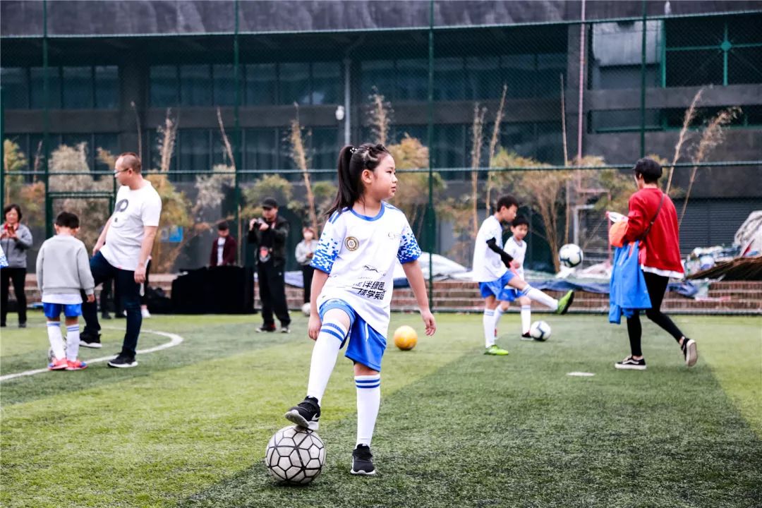 “球”学英超丨是什么神秘力量，让他们大冬天穿短袖儿……