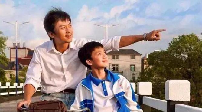 地铁里，姐弟俩因一个动作火了，网友：父母的教养都藏在了细节里