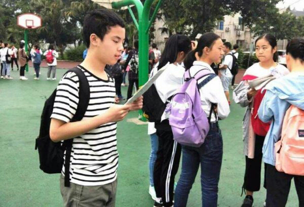 到底应该做鸡头还是做凤尾,到底应该做鸡头还是凤尾