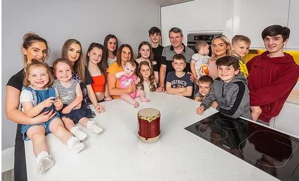 “疯狂妈妈”生孩子上瘾，30年生21个娃，网友：快够2支足球队了