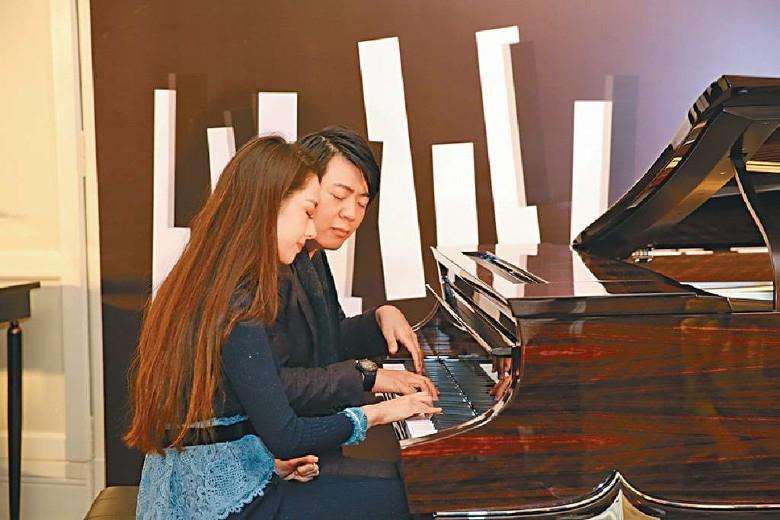 吉娜和郎朗沙漏裙,吉娜露肩礼服照片