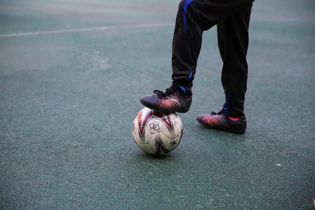 鄂老甲A走进傅家坡小学足球少年与前亚洲第一高中锋切磋球技