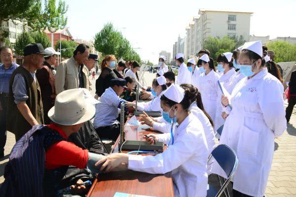 英男医生借机侵害女患者，15岁女孩回忆：检查不戴手套，简直噩梦