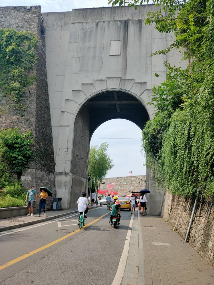 曾作为禁地，与外界隔绝二百六十多年的“玄武湖”，今日锣鼓喧天