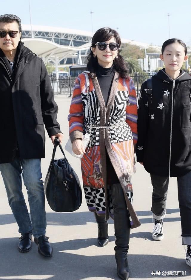 64岁赵雅芝太妙了吧，用包链当大衣腰带，有点时尚过头了