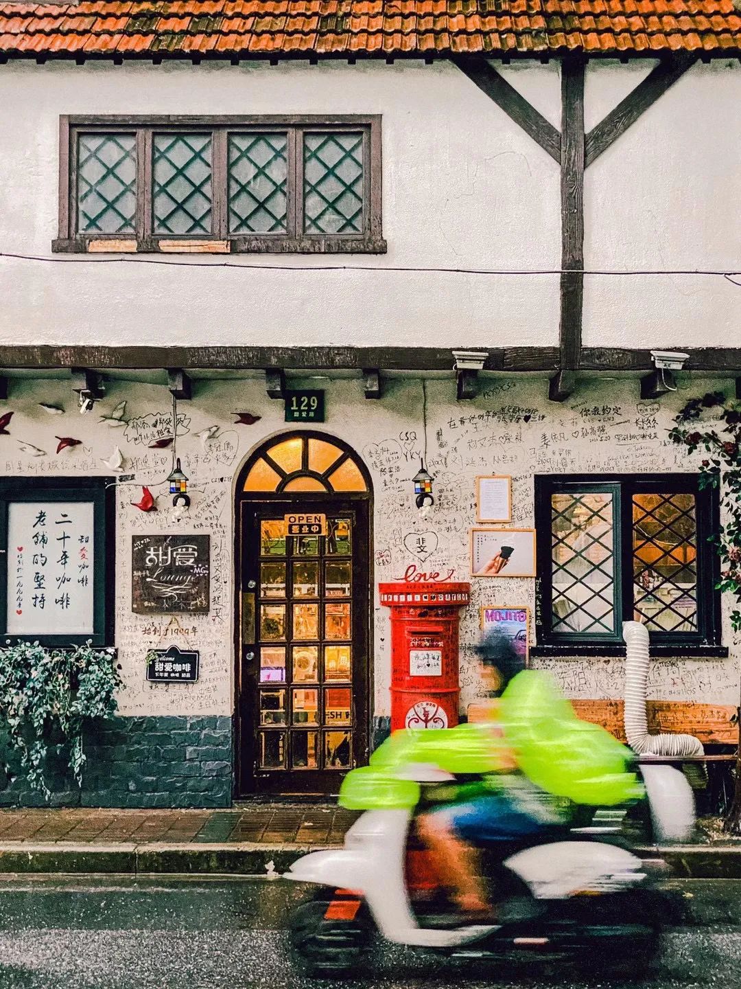 下雨天在雪地里跳舞,雨天跳舞