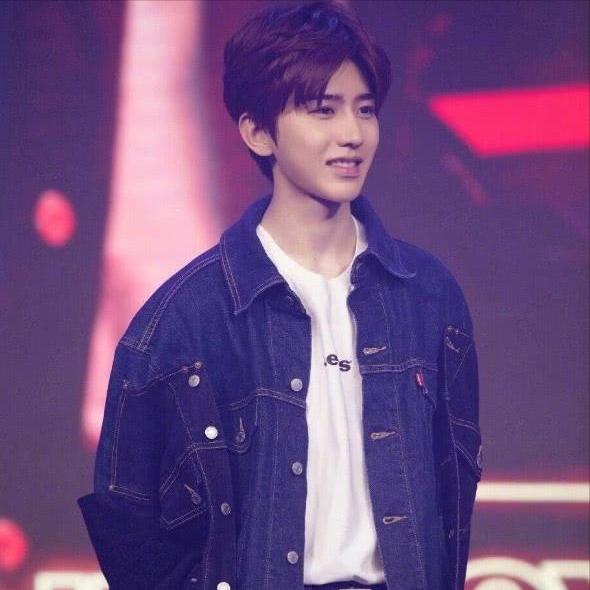 蔡徐坤活动牛仔衣,蔡徐坤牛仔外套最新照片