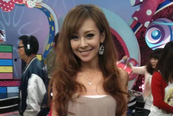 卖假包骗闺蜜！被虚荣心毁掉的女星丁小芹，从康熙女神沦为罪犯