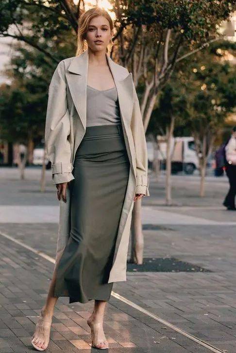 风衣里面穿什么最合适,150-180斤的大码女风衣内搭中长款