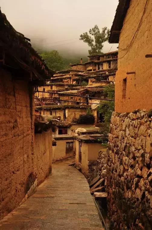 云南这个村子百家相连,一不留神就走到人家房顶上了