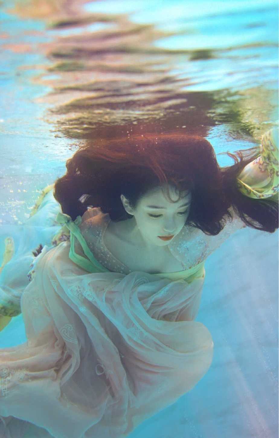 水下绝美汉服视频,汉服水下摄影真的太好看了