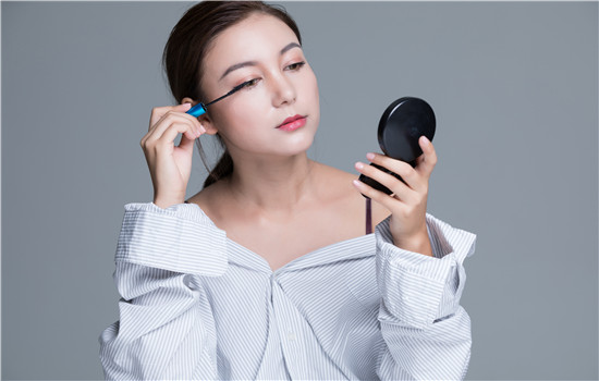 睫毛膏的作用如何让睫毛膏妆效持久