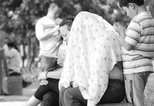 怎么在车上给孩子哺乳,在车上如何给小孩哺乳