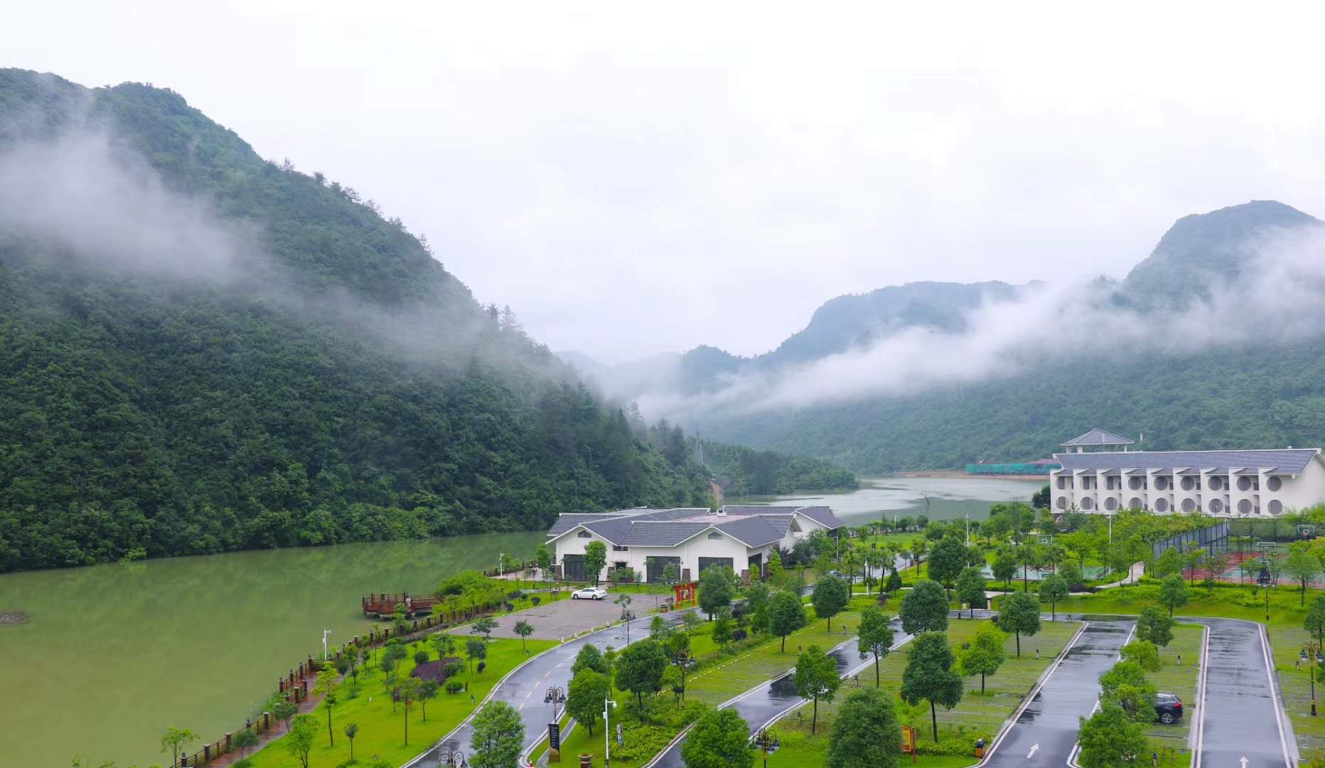 韶关的世外桃源，泡巴厘岛温泉，观小黄果树瀑布，享山景无边泳池
