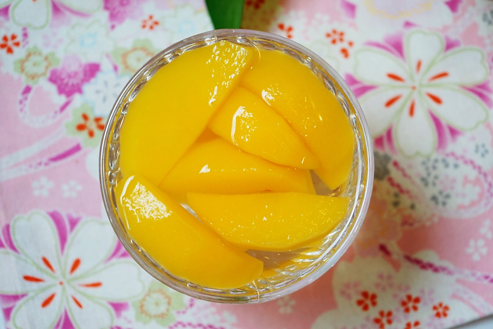 黄桃成熟了摘下来做个黄桃罐头,黄桃丰收