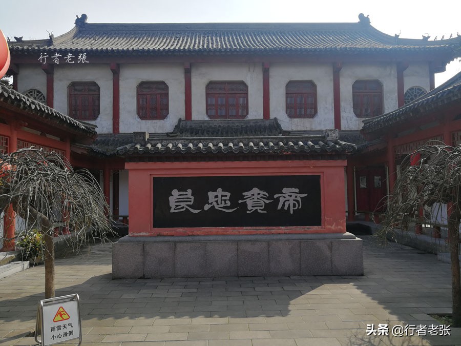 历史上被誉为宰相之杰的张居正是江陵人，他的故居就在荆州古城