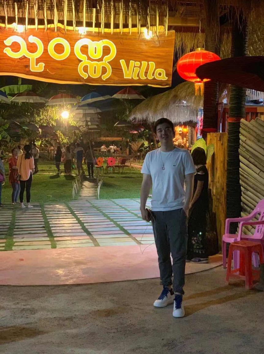 留美学生做直播卖货,帮助华人老移民收入翻8倍,却休学回了国