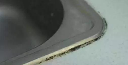 厨房的玻璃胶发霉变黑怎么去除,洗手盆的玻璃胶变黑了怎么去除