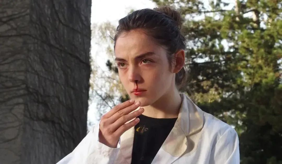 女子吃下特殊东西获得能力,女主吞食异物的电影