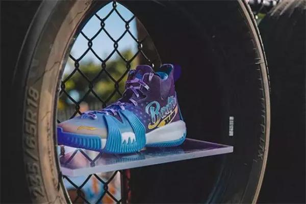 李宁新品惊喜多！韦德8闪电侄子+CJ新装备+联名头盔、耳机曝光