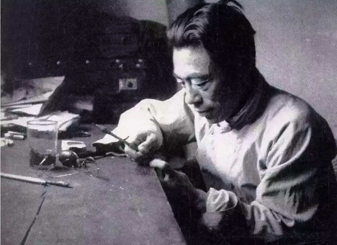 杀害闻一多的凶手，躲在成都开香烟店，因看报坐姿正派暴露被枪毙