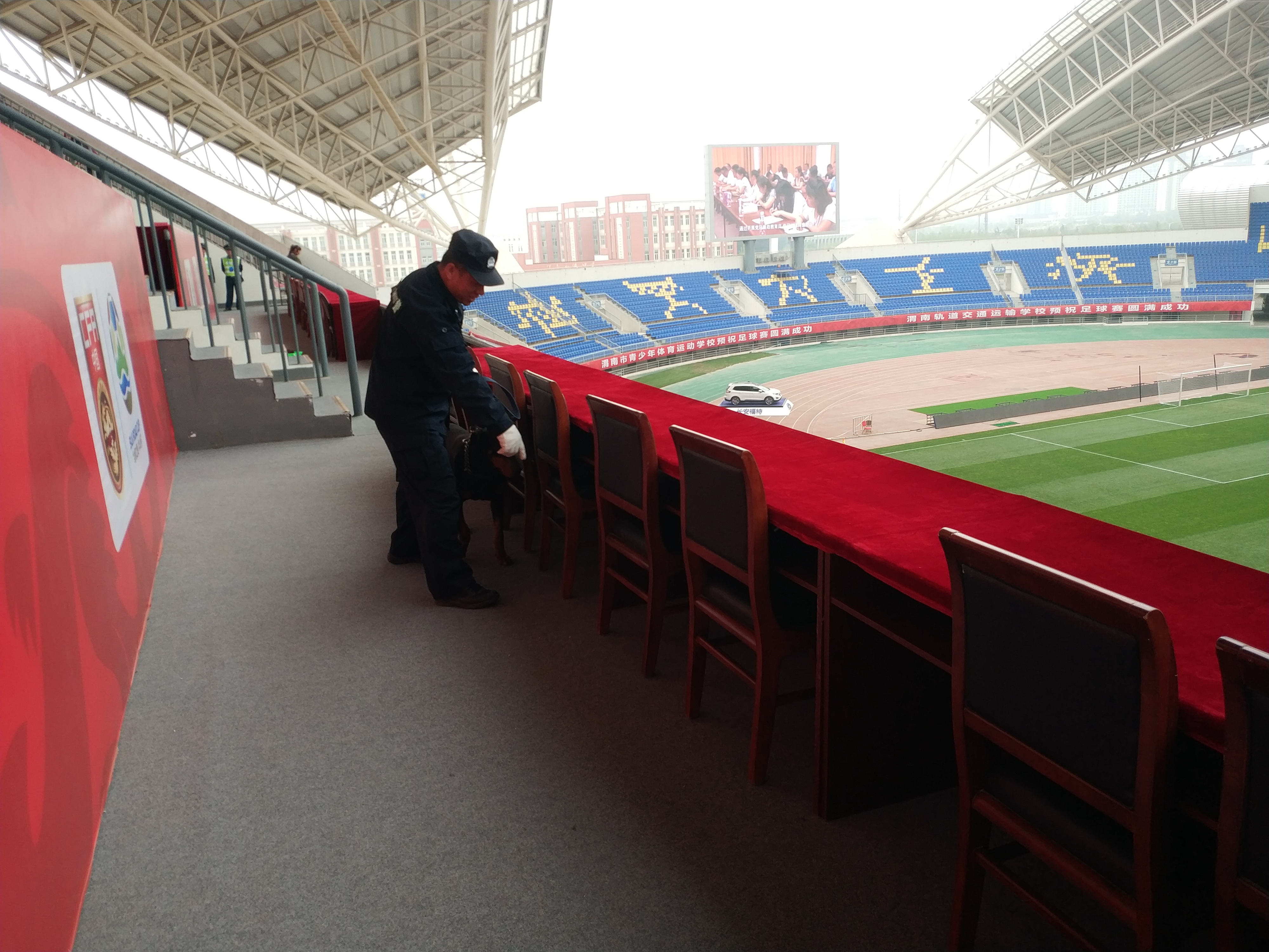 巡特警大队足球赛安保,百日行动保平安临渭巡特警在行动