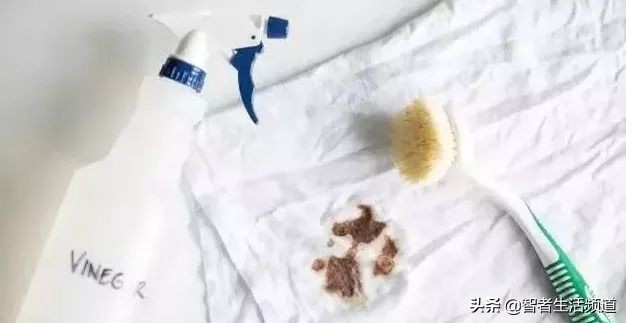 如何清洗白衣上霉斑,白衣服油渍怎么快速洗