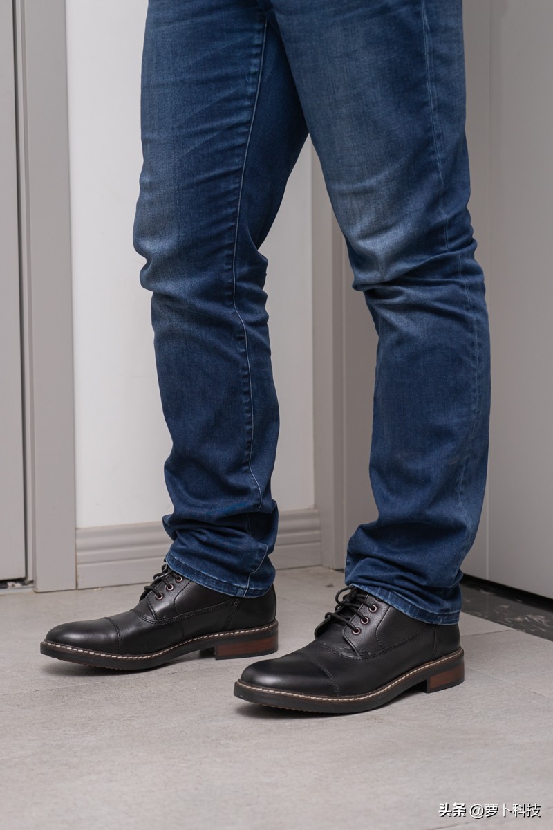 穿黑色皮靴,clarks经典款沙漠靴搭配