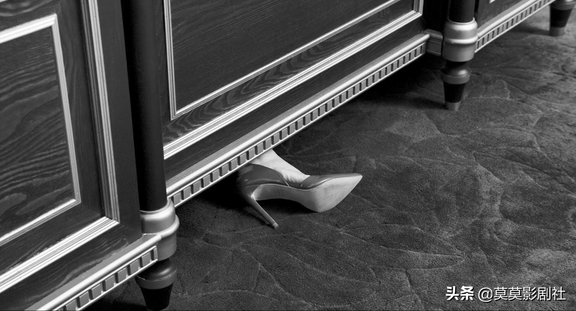 为何他眼睑低垂，是佛还是娼妓——《大佛普拉斯》的黑色幽默