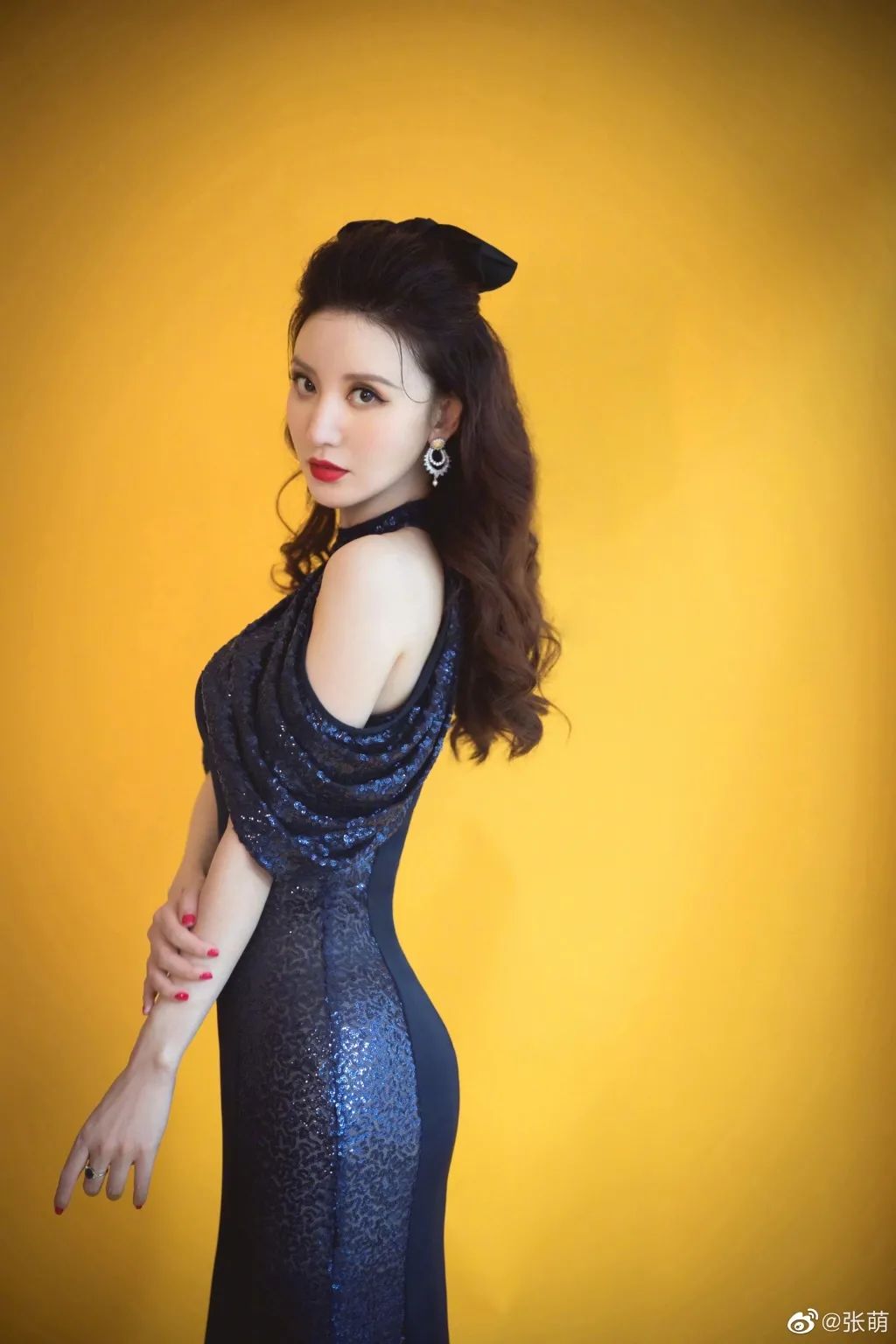 虞书欣说蝴蝶结是她的标志,虞书欣戴发箍