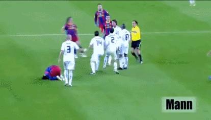 看着都疼的名场面足球,世界足坛十大恶意犯规