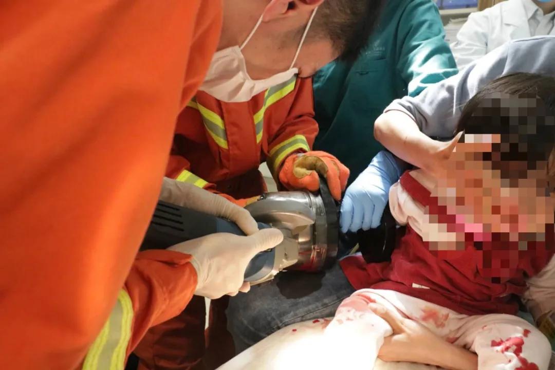 2岁女孩手被超市卡住,2岁小女孩手被卡住