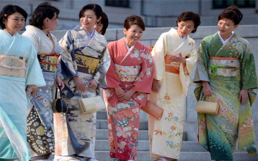 日本女性穿和服背后的枕头,日本和服背后的枕头是为了什么