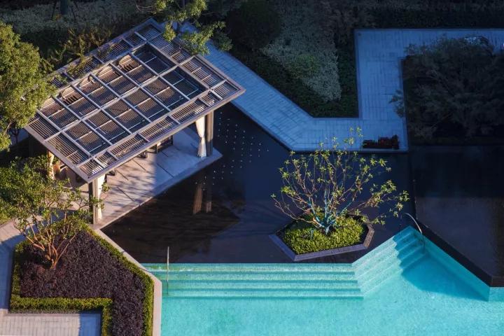 夏日泳池风景,夏日玩水胜地无边际泳池