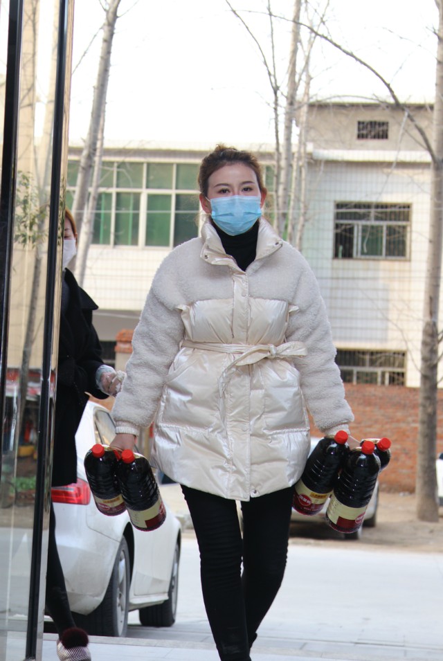店主为抗疫一线免费送餐,青海美女给抗疫人员送饭
