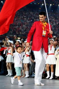 面对挑衅，姚明并不回避女儿是美国国籍，给出的回答让人哑口无言