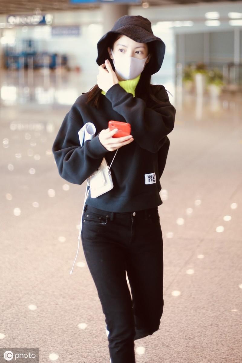 金晨现身机场，穿一身黑就脖子配荧光，背袖珍包斜跨超可爱