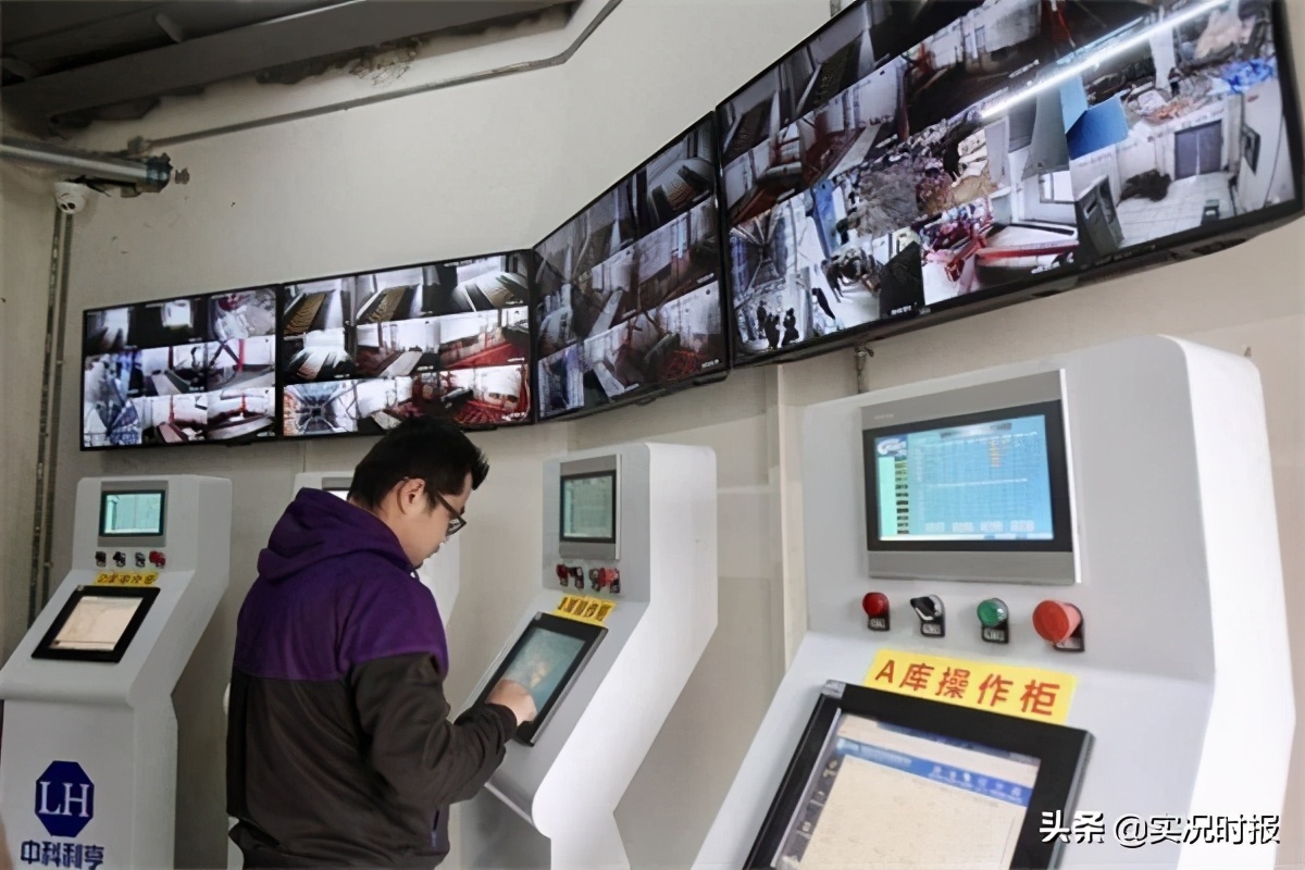 重庆楼中间的露天停车场,重庆狭窄的地下停车场