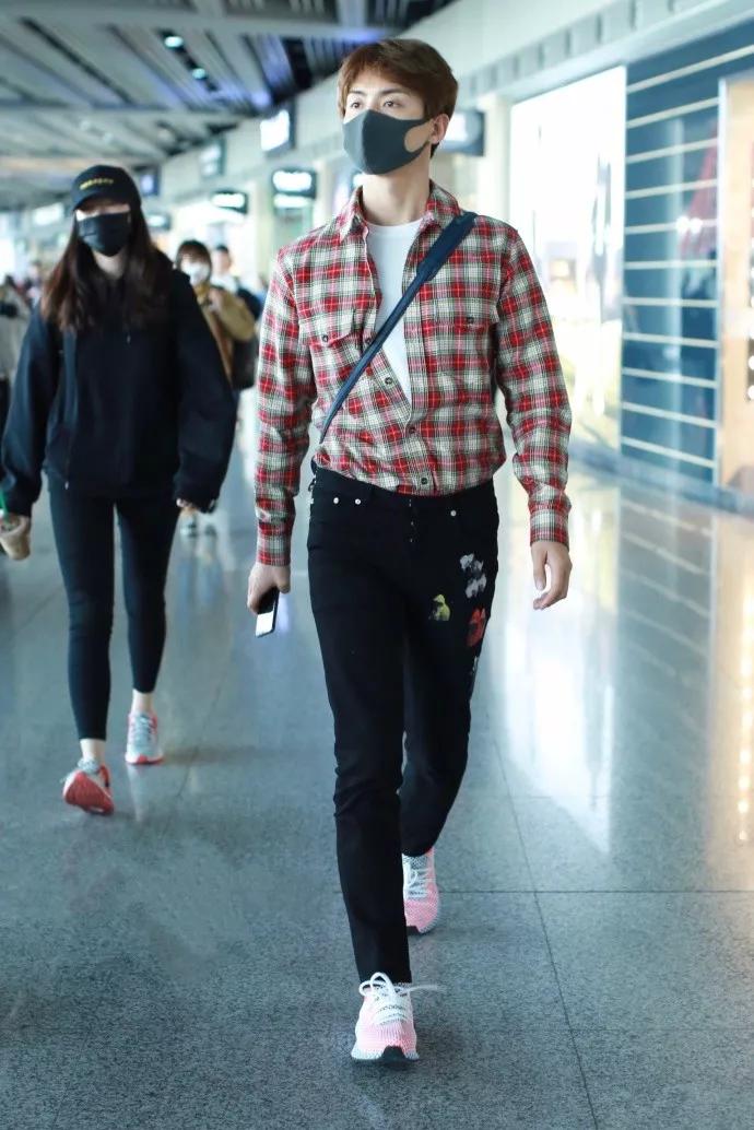 衬衫搭长裤，过度最合适，但我却爱上了王俊凯这件牛仔夹克