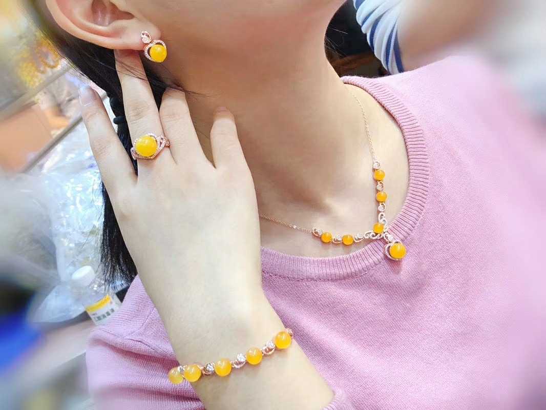 佩戴蜜蜡的好处,长期佩戴蜜蜡手串有什么好处